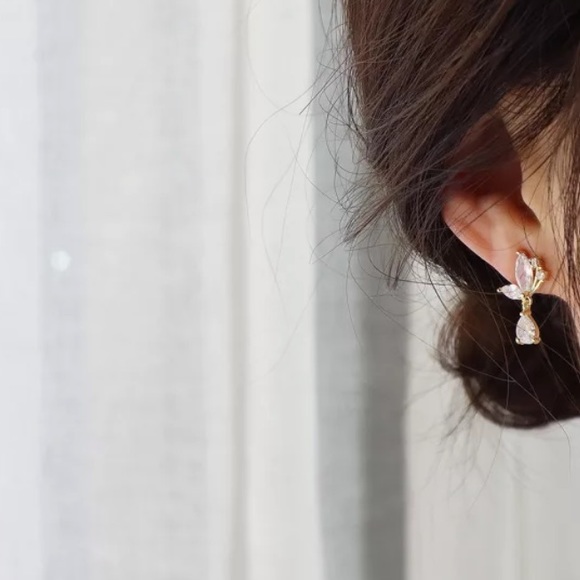 🦋 Gold plated butterfly wings stud earrings - Picture 2 of 5